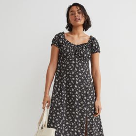 Květované šaty s nabíraným rukávem. H&M, 899 Kč