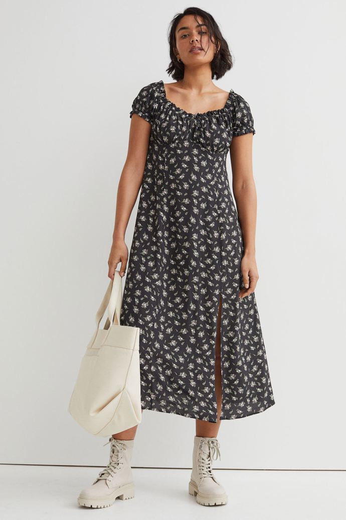 Květované šaty s nabíraným rukávem. H&M, 899 Kč