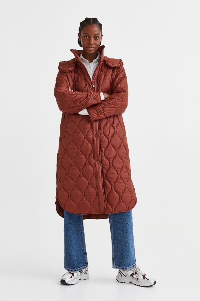 Cihlový prošívaný kabát. H&M, 1499 Kč