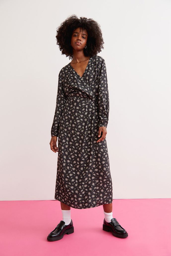 Květované zavinovací šaty. H&M, 899 Kč