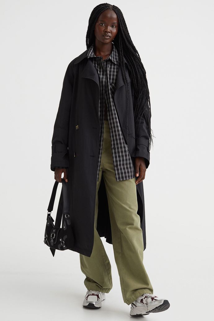 Černý dvouřadový trenčkot. H&M, 1499 Kč