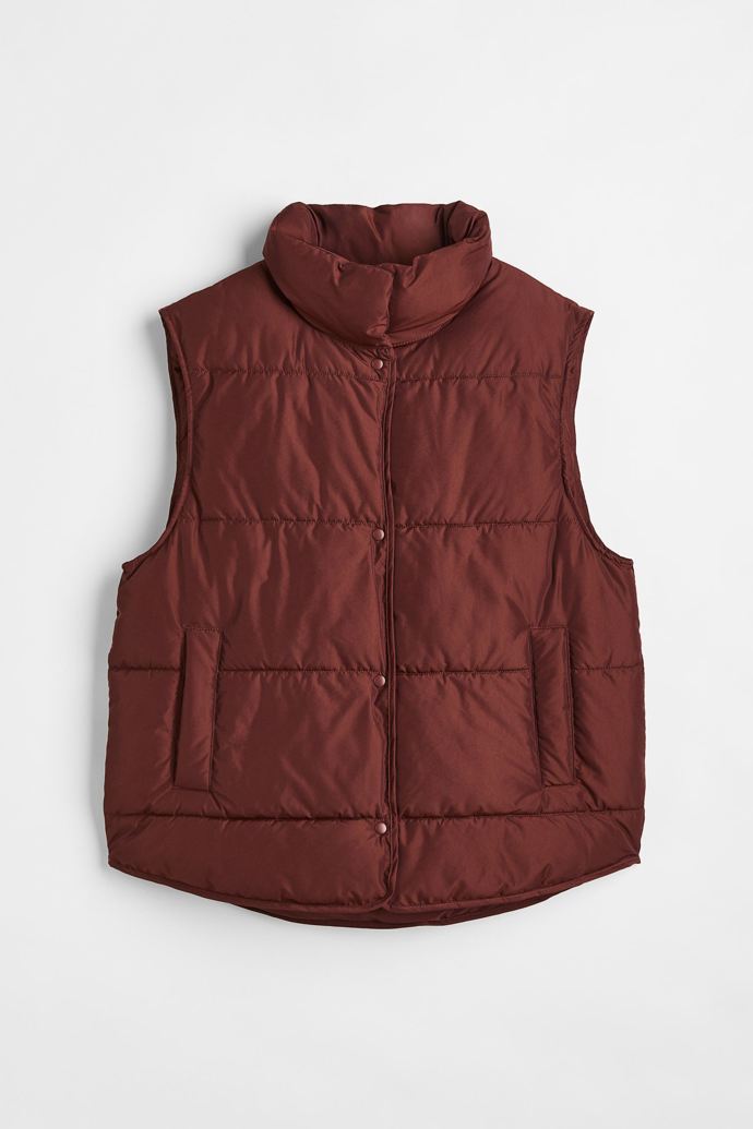 Hnědá vatovaná vesta. H&M, 999 Kč