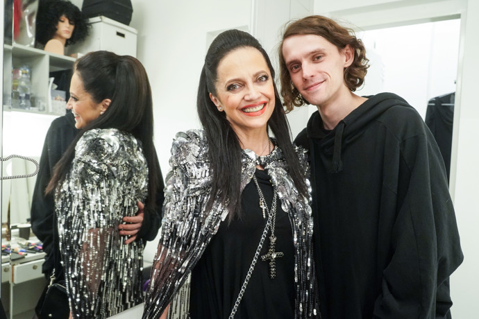 Syn Filip je dnes dospělý mladý muž a pomáhá jí v divadle.