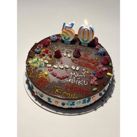 Na konci července oslavil Saša Rašilov padesátiny a jeho dcery, včetně těch dvou nejstarších, mu nazdobily dort.