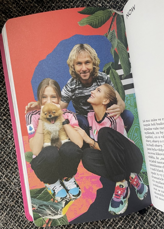 Společná fotka celé rodinky se objevila i v novém diáři Dary Rolins. 