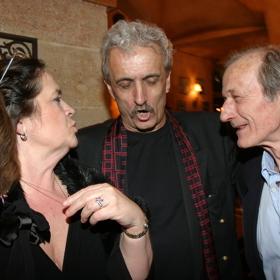 Do posledních sil se snažil chodit do společnosti - kterou miloval. Na snímku se svou ženou Hanou a také bývalým ministrem kultury Pavlem Dostálem.