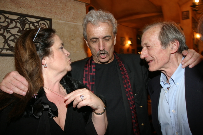 Do posledních sil se snažil chodit do společnosti - kterou miloval. Na snímku se svou ženou Hanou a také bývalým ministrem kultury Pavlem Dostálem.