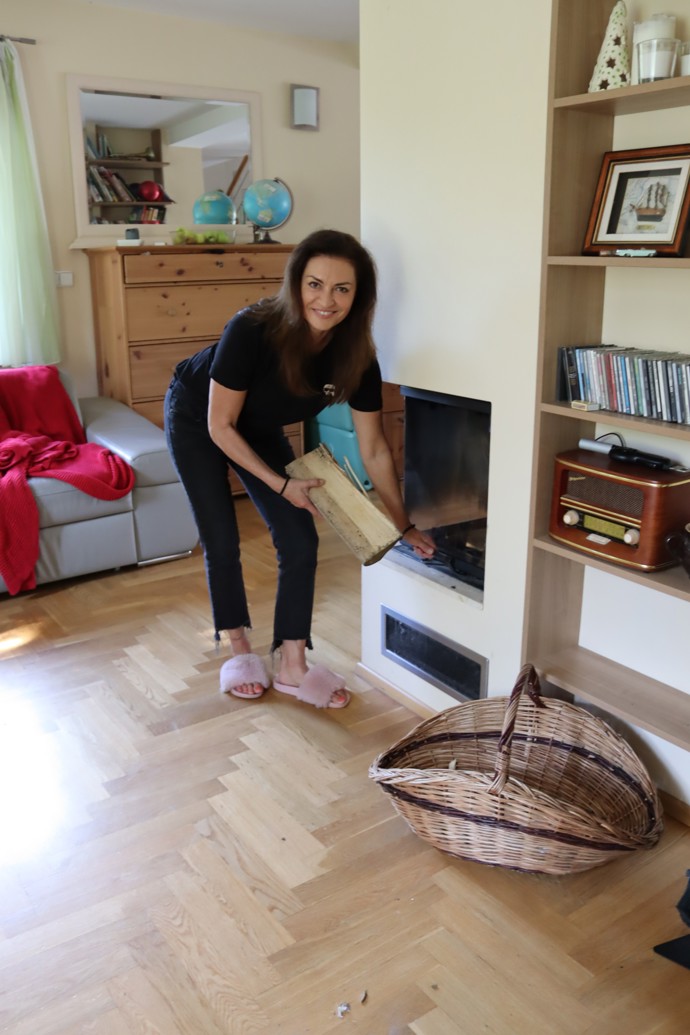 Hlavní atrakcí obývacího pokoje je velký krb.