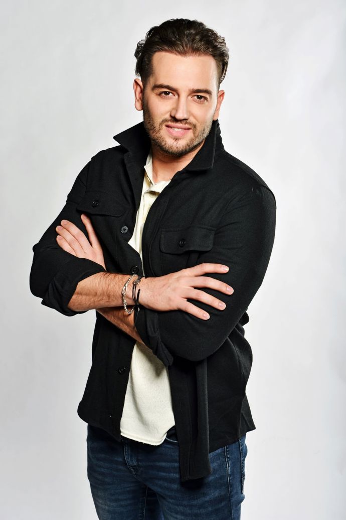 „Měl jsem velkou zálibu v kreslení a měl u sebe takové ty tlusté fixy. Dopadlo to tak, že jsem pomaloval zastávku. Dokonce jsem si jako idiot trénoval ten velký podpis, který dnes používám, tak to paní učitelka poznala," vzpomíná Jan Kopečný.