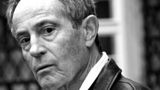 Smrt Jana Třísky: Ze sochy na Karlově mostě slezl s omluvou, pak následoval osudný pád