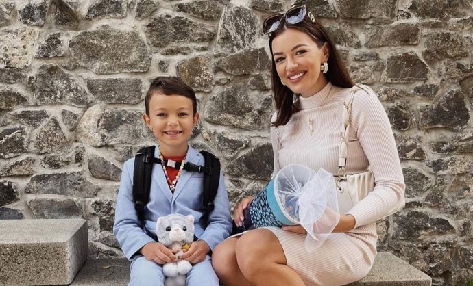 Na první školní den malá žákyně loni oblékla červené tričko, pánský oblek a korálky. „Outfit tedy měla promyšlený a ráno už úhledně visel na ramínku. Nemluvila jsem jí do toho. Vím, že by to bylo marné. Má svůj styl a ten jí prostě nevymluvím,“ tvrdí Jitka Boho.