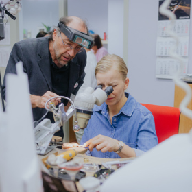 Na designu se Iveta Fabešová podílela podle jejích slov až tak moc, že zlatník David G. Hrubec neměl moc možností jak do šperku promítnout i své vize. 