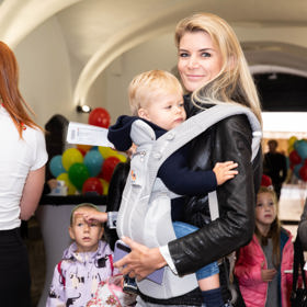 Moderátorka a modelka Iveta Lutovská přišla do Divadla Lucie Bílé s dcerkou Anetkou a také ročním synem Matějem.