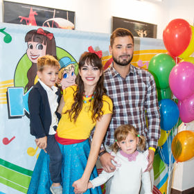 Karolina Neuvirthová Gudasová se svou rodinou - manžel, bývalý hokejový brankář Michal Neuvirth, a děti Emilka s Marečkem.