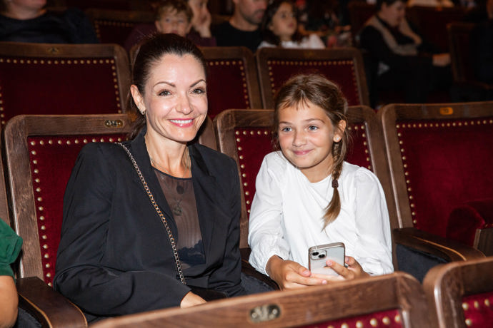 Premiéru nového muzikálu si nenechala ujít ani manželka Petra Jandy Alice s dcerou.