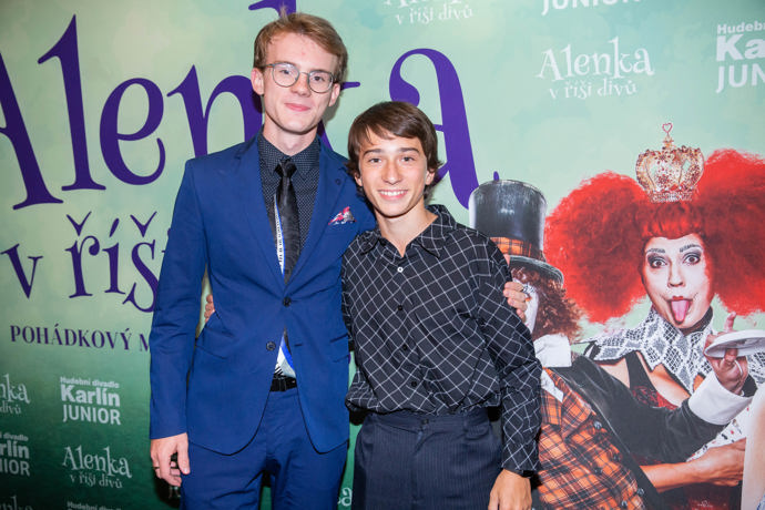 Herec Filip Antonio se svým mladším bratrem Viktorem - oba mají s muzikálem zkušenosti a přišli podpořit své kolegy.