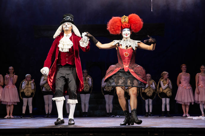 Zlá královna a Bílý králíček.