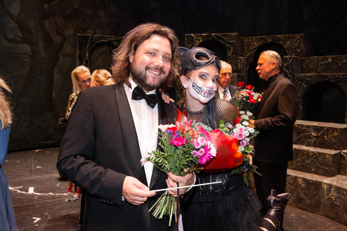 O hudební aranžmá muzikálu se totiž postaral jejich syn Felix Slováček junior, který byl rovněž dirigentem představení. Na snímku s Ivanou Korolovou, představitelkou kocoura Šklíby.