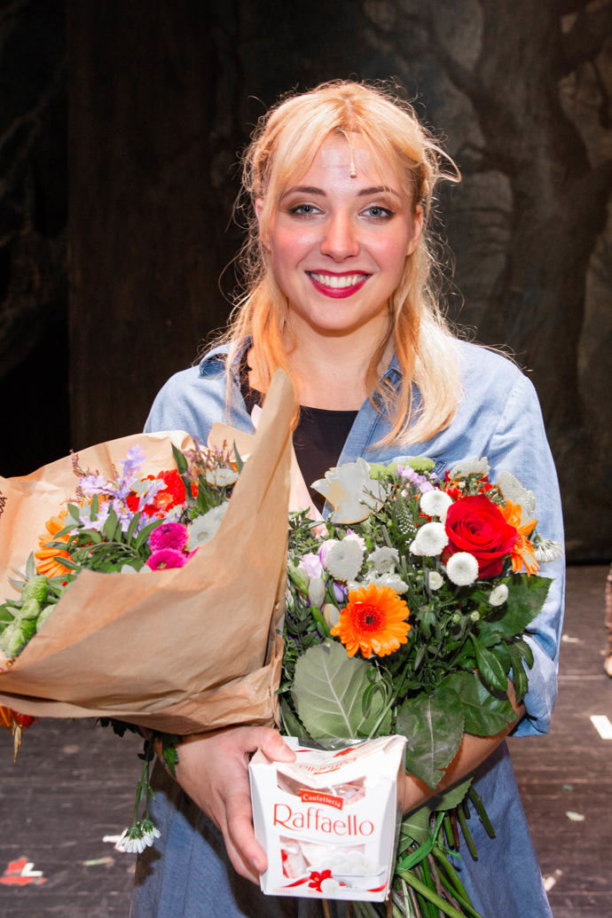 Anička Slováčková ve své divadelní roli Alenky v kraji zázraků.