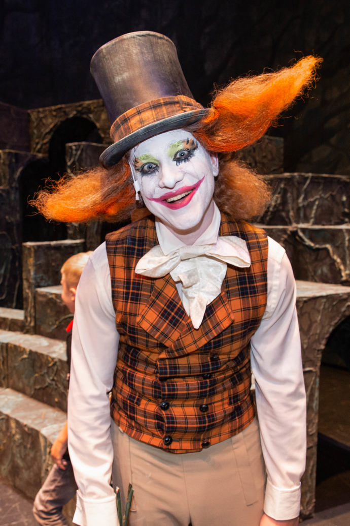 Chybět v muzikálu nesmí Kloboučník, kterého hraje Filip Hořejš. Ve filmu Tima Burtona jej ztvárnil Johnny Depp.