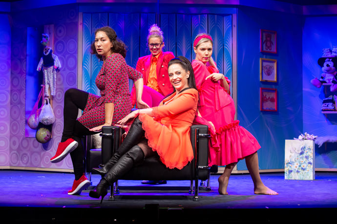 Na pódiu se s dalšími herečkami a zpěvačkami předvede v barevných kostýmech.