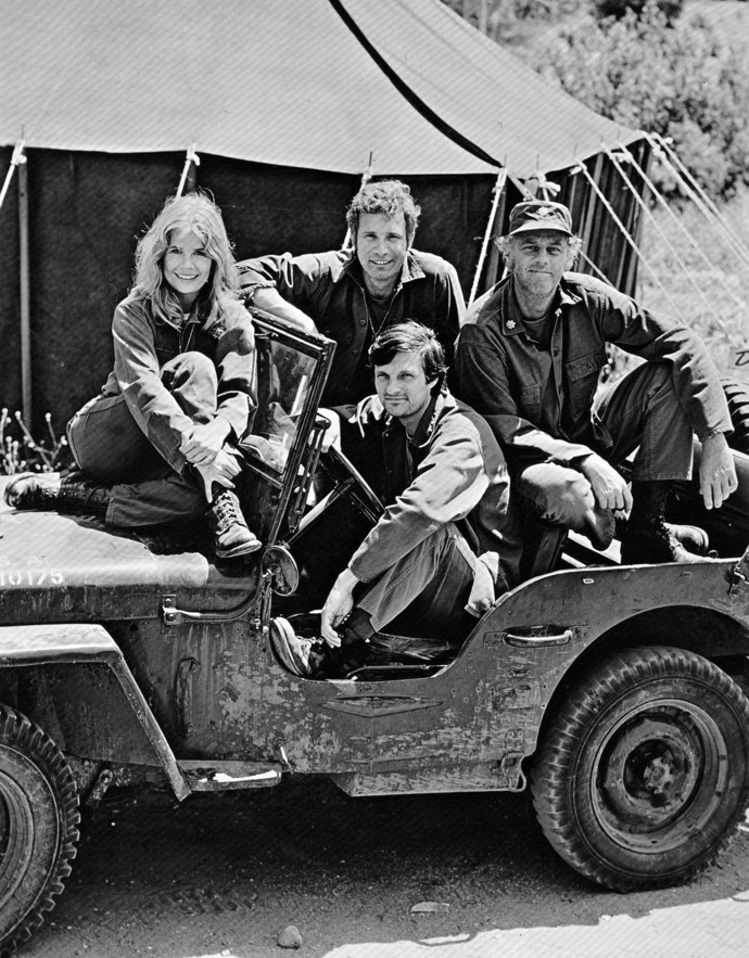 Tady to všechno začalo. Na fotografii ze září 1972 jsou Loretta Swit (Margaret Houlihanová), Wayne Rogers (Trapper John), McLean Stevenson (Henry Blake) a Alan Alda (Hawkeye Pierce).