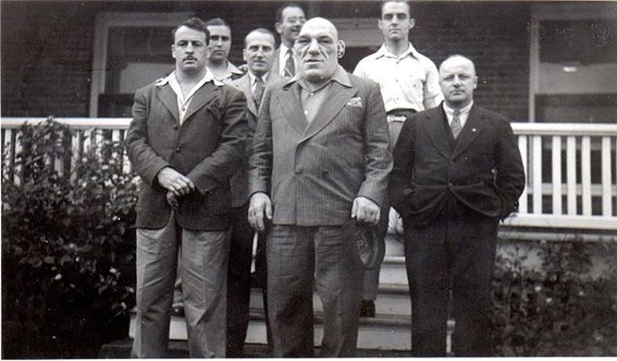 Kvůli svému zdravotnímu stavu se Maurice Tillet vzdal snu o kariéře právníka a prosadil se ve wrestlingu.