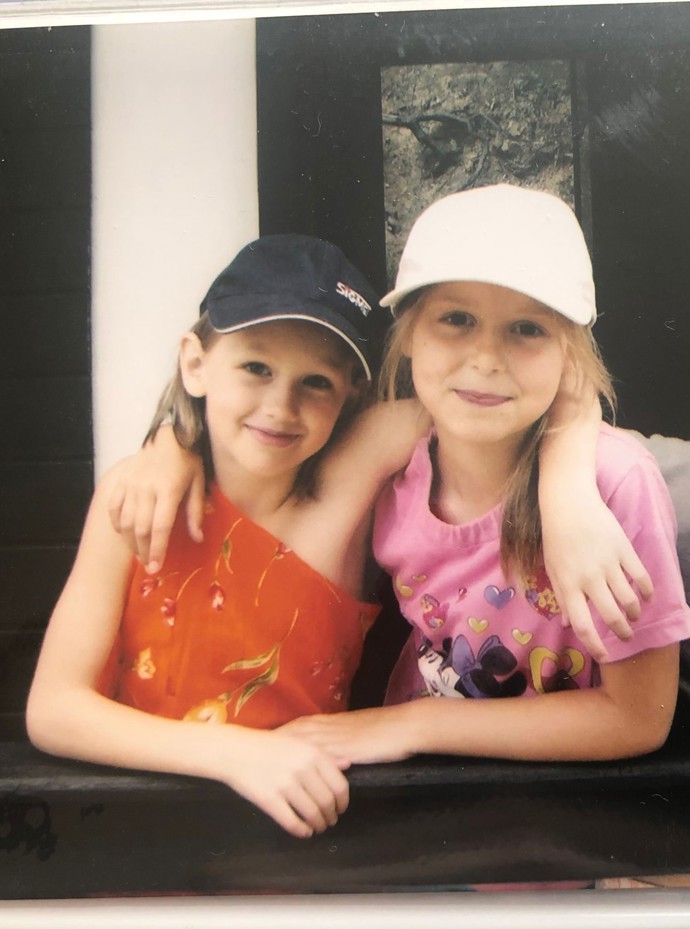 Vlevo je herečka Michaela Petřeková, tedy seriálová Markéta Tomečková.