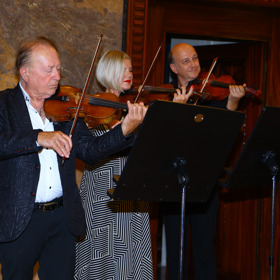 Kromě Leony Machálkové si na housle zahrál také Petr Janda.