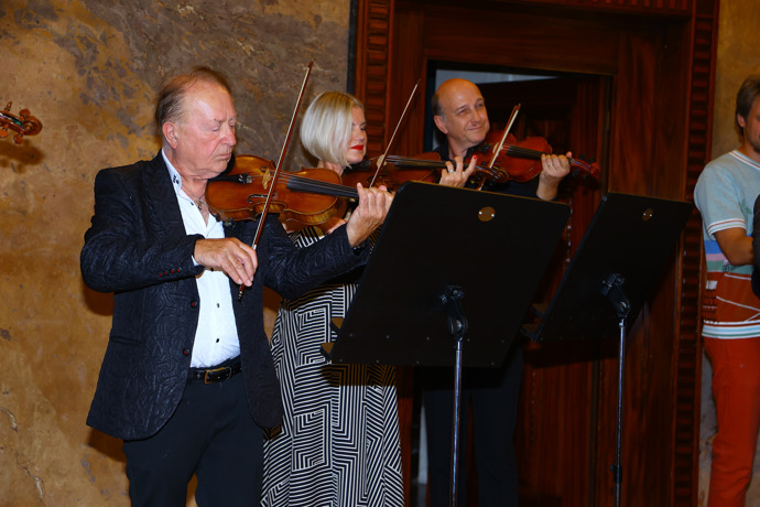 Kromě Leony Machálkové si na housle zahrál také Petr Janda.