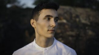 Nikolas (23): Omylem jsem si sedl do křesla, ve kterém zemřel děda mé přítelkyně. Cítil jsem, že je v něm pořád