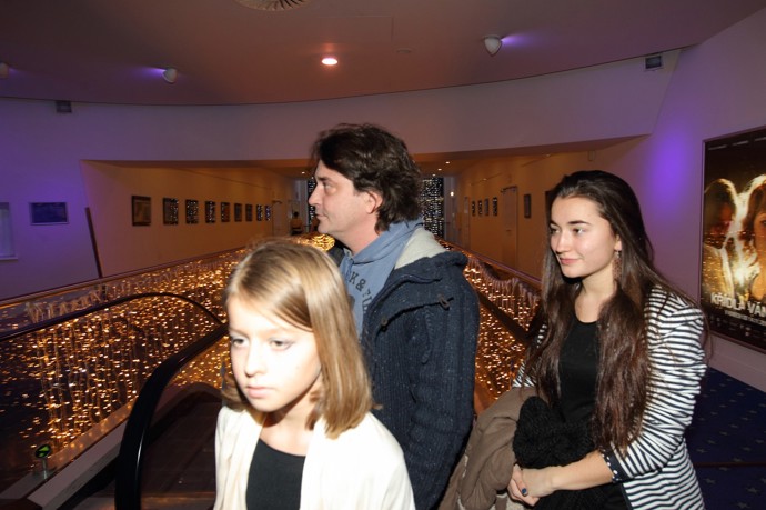 Herec na archivní fotografii z roku 2013 s oběma staršími dcerami, Antonií a Josefinou.