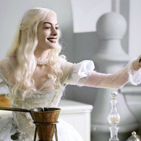 Takto vypadá filmová Bílá královna v podání Anne Hathaway.