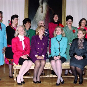 Jeden ze snímků ještě před osudnou návštěvou Brazílie v roce 1995. Jak vidno, Hillary Clinton (sedící jako třetí zleva) měla co dělat, aby nebylo vidět víc, než chtěla ukázat.