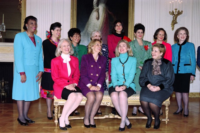 Jeden ze snímků ještě před osudnou návštěvou Brazílie v roce 1995. Jak vidno, Hillary Clinton (sedící jako třetí zleva) měla co dělat, aby nebylo vidět víc, než chtěla ukázat.