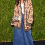 Katie Holmes  předvedla na události Through Her Lens: The Tribeca Chanel Women's Filmmaker v New Yorku originální outfit. Široké džíny a teplý kardigan se perfektně hodí pro nadcházející podzimní dny. 