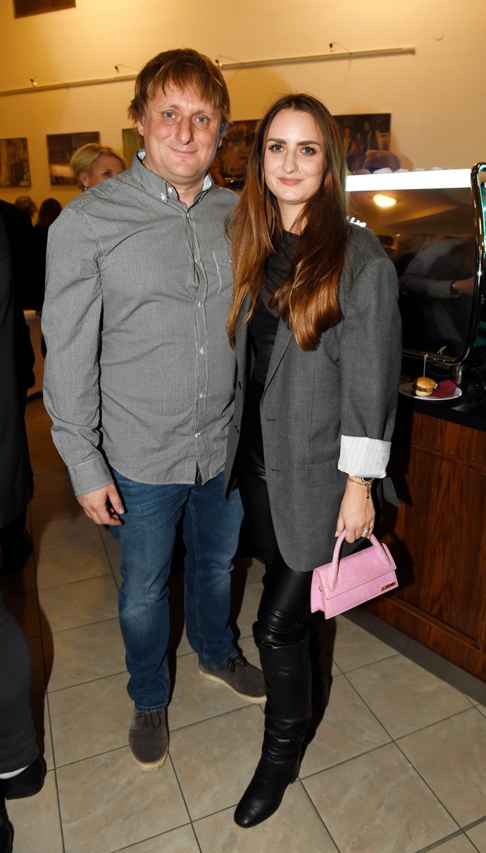 Svou novomanželku vyvedl do společnosti také komik Lukáš Pavlásek. S Denisou se vzali minulý víkend. Ačkoli Pavlásek nepsaný růžový dress code nedodržel, jeho žena alespoň vynesla růžový doplněk v podobě roztomilé kabelky.