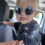 Na cestu k moři ji doprovází dvouletý syn Pepíček, ten ve svém věku už dobře ví, že nezbytností na dovolené jsou sluneční brýle.