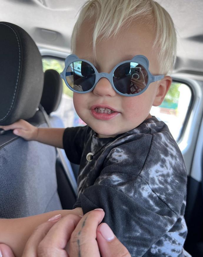 Na cestu k moři ji doprovází dvouletý syn Pepíček, ten ve svém věku už dobře ví, že nezbytností na dovolené jsou sluneční brýle.