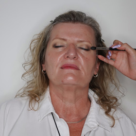 Na víčko jsem nejprve nanesla bázi, aby všechny stíny skvěle držely, a poté jsem použila středně hnědý stín do vnějšího koutku. 