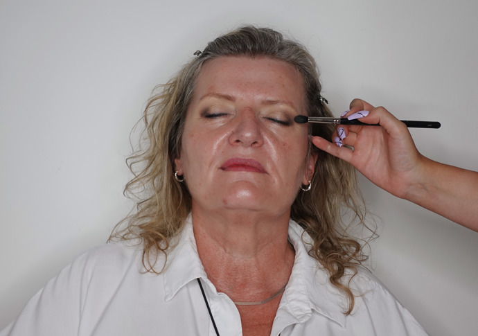 Na víčko jsem nejprve nanesla bázi, aby všechny stíny skvěle držely, a poté jsem použila středně hnědý stín do vnějšího koutku. 