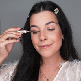 Jako základ pro líčení jsem se rozhodla využít tekuté krémové stíny od Max Factor, které mají nádherné barvy a vytvoří krásný rozjasněný pohled. Aplikuji odstín Lovely Rose na 1/2 pohyblivého víčka a poté ho rozpracuji plochým štětcem.