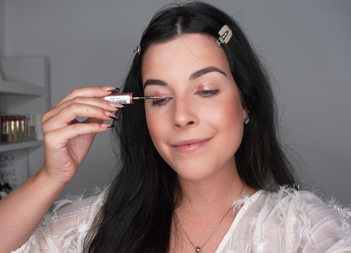 Jako základ pro líčení jsem se rozhodla využít tekuté krémové stíny od Max Factor, které mají nádherné barvy a vytvoří krásný rozjasněný pohled. Aplikuji odstín Lovely Rose na 1/2 pohyblivého víčka a poté ho rozpracuji plochým štětcem.