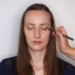 Jako vždy je potřeba víčko nejprve připravit pomocí báze pod oční stíny. Základ pro líčení jsem si vytvořila pomocí tužky, kterou jsem víčko opticky pozvedla a prodloužila. 