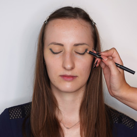 Jako vždy je potřeba víčko nejprve připravit pomocí báze pod oční stíny. Základ pro líčení jsem si vytvořila pomocí tužky, kterou jsem víčko opticky pozvedla a prodloužila. 