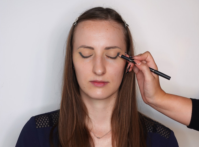 Jako vždy je potřeba víčko nejprve připravit pomocí báze pod oční stíny. Základ pro líčení jsem si vytvořila pomocí tužky, kterou jsem víčko opticky pozvedla a prodloužila. 