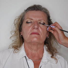 Postupně jsem ho ztmavila a aplikovala ho do vnitřního koutku, aby se vytvořila větší hloubka líčení. Do středu víčka jsem použila světlý třpytivý stín pro rozjasnění. Oči jsem doplnila linkou.