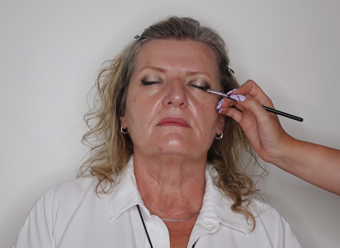 Postupně jsem ho ztmavila a aplikovala ho do vnitřního koutku, aby se vytvořila větší hloubka líčení. Do středu víčka jsem použila světlý třpytivý stín pro rozjasnění. Oči jsem doplnila linkou.