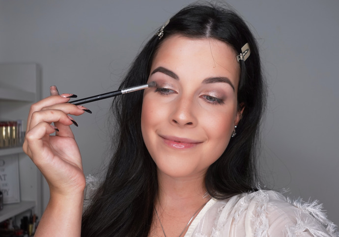 Jako další použiji tmavší stín a menší kulatý štětec. Stín aplikuji do vnějšího koutku přímo k řasové linii. Docílím tak větší hloubky a propracovanosti líčení. Abych nikde neměla ostré přechody a všechny stíny byly propojené, vrátím se opět k většímu kulatému štětci a pomocí krouživého pohybu oba stíny propojím dohromady.