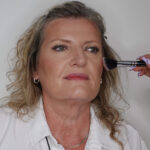 Na pleť jsem nanesla středně krycí make-up a pomocí korektoru a kontur ho vystínovala. Kontury nám pomůžou dotvarovat obličej, který by jinak pouze působil plochým dojmem. Nesmí chybět ani tvářenka, která dodá barvu a svěží nádech líčkám. Zvolila jsem jemný narůžovělý odstín. 